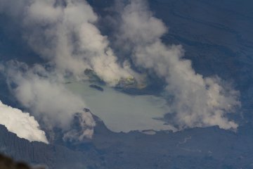 <p>A close-up of the crater lake on the bottom of Naka-dake&#39;s caldera, also showing the various vents releasing the steam. The accompanying sound is something you have to experience; it is the sound of Mother Earth.&nbsp;</p>