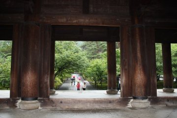 난젠지에 있는 에도시대 건축의 중요문화재 건조물 '삼문'. '관영 5 (1628) 년, 토도 타카토라가 오사카 여름 진에서 전사한 가신들의 보제를 추모하기 위해 기진했다고 전해진다