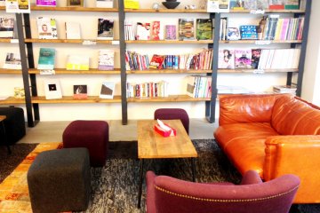 <p>Comfortable lounge and library area at the&nbsp;Piece Hostel Kyoto just 10 mins walk from Kyoto Station</p>