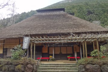 If you choose the ascending course from Hatajuku or Hakone Yumoto, you’ll definitely need a break here at Amazake-ja-ya. This is an old house with a thatched roof. You can have some tea, amazake (hot, sweet rice wine), and a few different kinds of rice ca