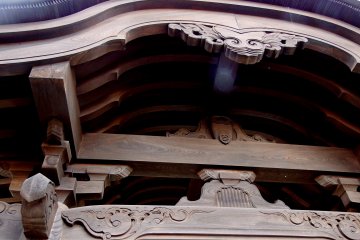 <p>Beautiful wooden eaves of Taisei-in Temple&#39;s entrance gate</p>