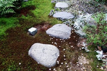 Каменные ступени в маленьком храмовом саду