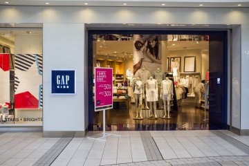 <p>The GAP store, one of the many clothing stores available around the Tama-Plaza station area</p>