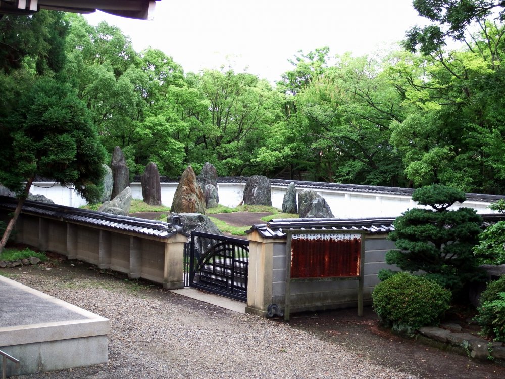 When I was standing in front of the main hall of Hōkoku Shrine, I found a garden with stones to the right of the shrine