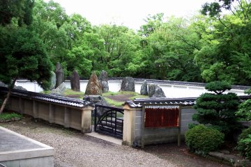 <p>When I was standing in front of the main hall of Hōkoku Shrine, I found a garden with stones to the right of the shrine</p>