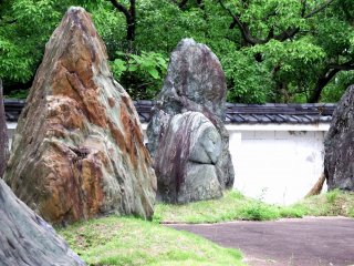 徳島産の緑泥片岩。徳島城の石垣に使用されている石も、同じくカラフルだ