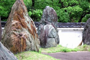 <p>Colorful stones quarried in Tokushima. The stones used for the stone walls of Tokushima Castle are also colorful like these</p>