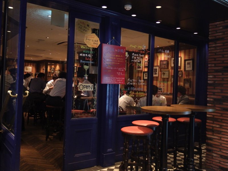 <p>At twilight, the pub becomes crowded with office workers relaxing after work</p>