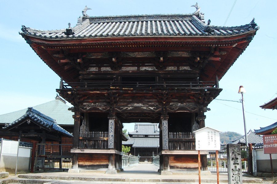 Romon. Chiếc cổng này được làm bằng gỗ là lối vào đến chùa Sagami, nằm ở thị trấn cổ Hojo Kasai.