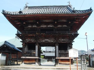 Romon. Chiếc cổng này được làm bằng gỗ là lối vào đến chùa Sagami, nằm ở thị trấn cổ Hojo Kasai.