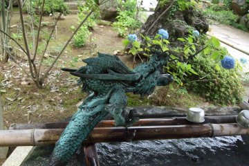 <p>&#39;Chouzu-ya&#39;, a place for purification with a dragon-shaped fountain head</p>