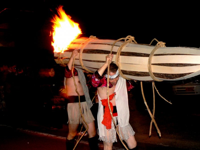 <p>Some of the bigger torches require several men to carry them</p>