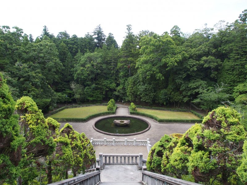 <p>The best way to reach Narita-san Park is from the Great Pagoda of Peace, which looks down over this courtyard. From the courtyard, there are multiple entrances to the park</p>