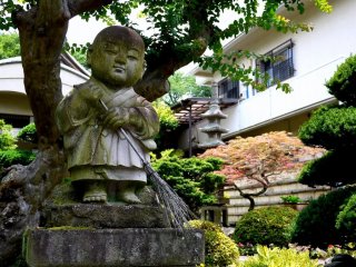 Statue of a little sweeper monk &nbsp;