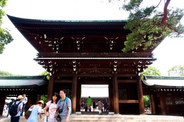 <p>A popular tourist destination, the Meiji Shrine provides a dramatic and impressive backdrop for photos</p>