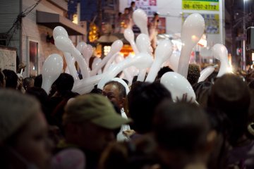 <p>During the parade, balloons were given out.</p>