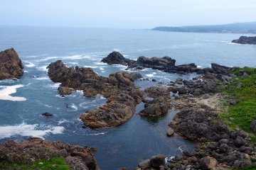 <p>The rocks cluster in miniature archipelagos</p>