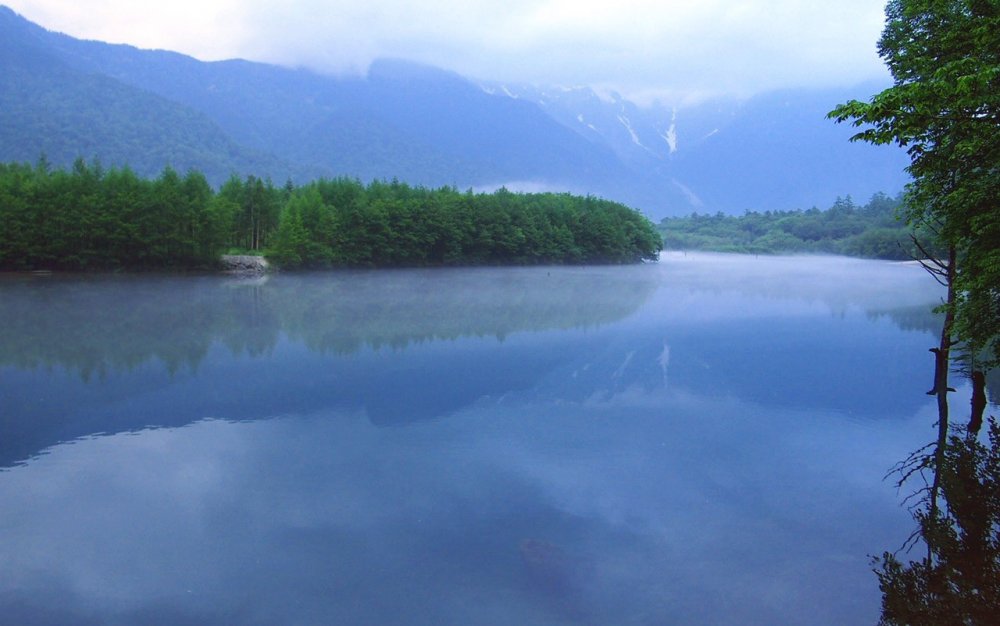 Hồ Taisho với phông nền là dãy Alps của Nhật Bản