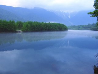 Hồ Taisho với phông nền là dãy Alps của Nhật Bản