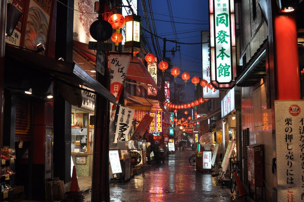 Une ruelle &eacute;clair&eacute;e par la douce lueur des lampions dans le quartier chinois de Yokohama