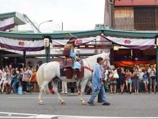 Các samurai dẫn đầu phần đầu tiên của lễ hội.