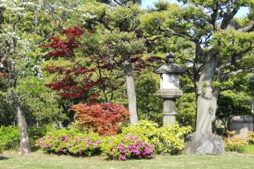 <p>องค์ประกอบสำคัญของสวนญี่ปุ่นอีกสิ่งหนึ่ง ถ้าไม่มีโคมไฟหิน ก็คงจะไม่ใช่สวนญี่ปุ่น</p>