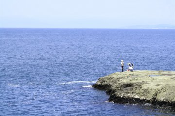 <p>江之岛稚儿渊一带据说能看到最美的海景：好多钓鱼爱好者</p>