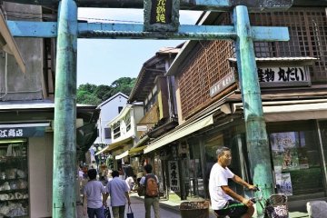 <p>去往江岛神社的商业街入口</p>