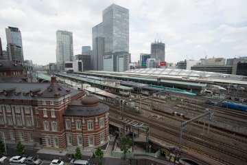 <p>ทางรถไฟที่แผ่กระจายอยู่เบื้องหลังสถานีโตเกียว ที่นี่ยังเป็นสถานีที่เป็นจุดเริ่มต้นของรถไฟชินคันเซ็นที่มากที่สุด</p>