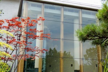Вид сбоку на Исторический музей Фукуи. Его интерьер можно увидеть через стеклянные окна
