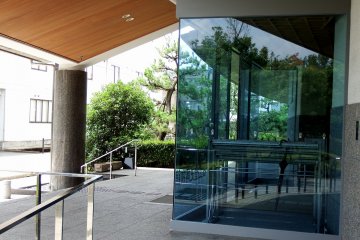 <p>Entrance area is also made of glass windows</p>
