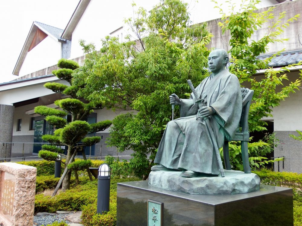 Est&aacute;tua de Matsudaira Shungaku, o 16&ordm; chefe do cl&acirc; Matsudaira de Fukui, colocado &agrave; entrada do Museu de Hist&oacute;ria da Cidade de Fukui