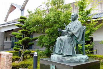Статуя Мацудайры Сюнгаку, 16-го главы клана Мацудайра Фукуи, стоит перед Историческим музеем Фукуи