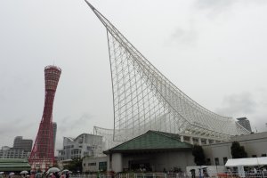 La tour et le mus&eacute;e maritime de Kobe