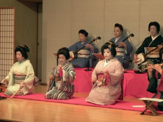 Awara Geigi (Geisha) trên sân khấu. Họ có thể chơi các nhạc cụ như Shamisen (guitar Nhật Bản với ba dây, Tsuzumi (trống tay Nhật), và Taiko (trống)