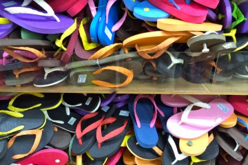 <p>Children will have fun choosing their favorite color of flip-flops!</p>
