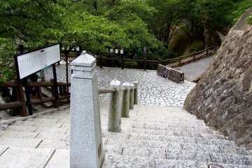 От главной башни замка Марука до парка нужно пройти по каменным ступеням