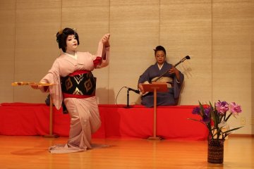 노래 '창포 유카타'를 추는 히사노 예기와 마도카의 샤미센은 호흡이 절묘하다