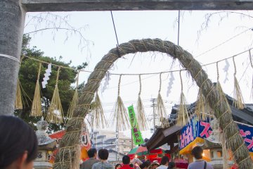 <p>Under the concrete&nbsp;torii&nbsp;people pass through the special rope, known as&nbsp;chinowa-kuguri</p>