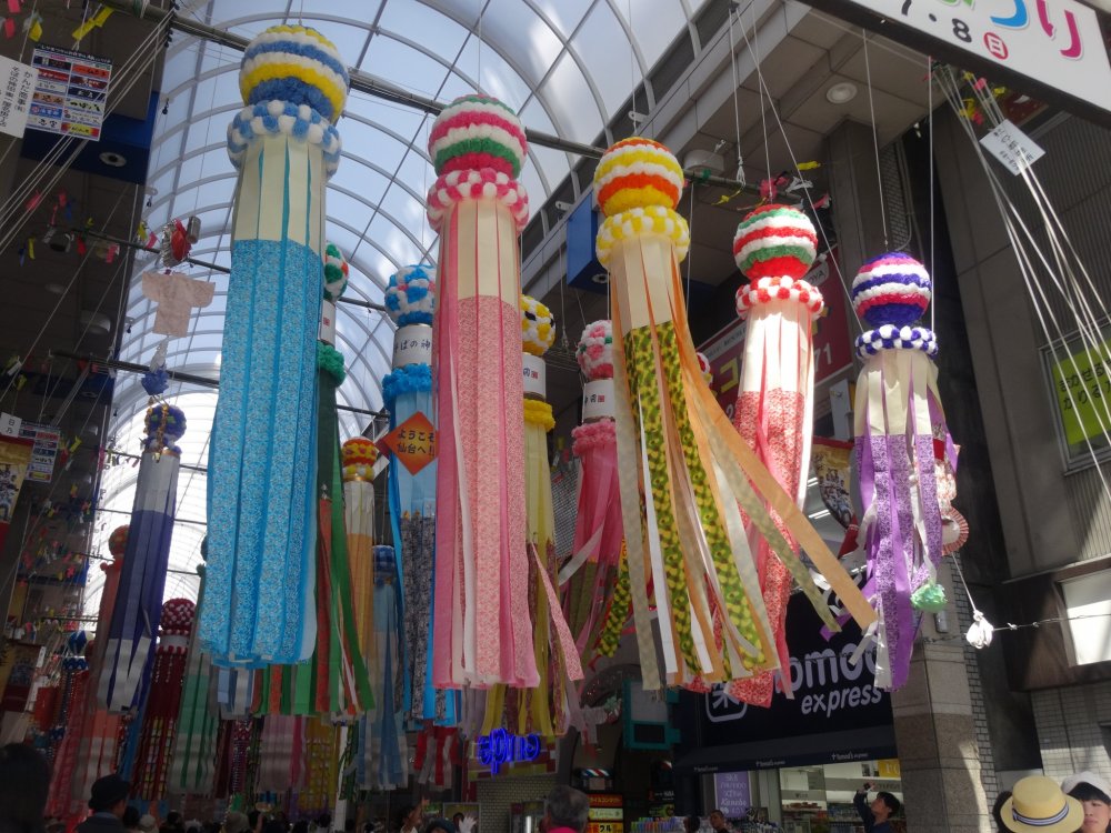 Les banderoles suspendues marquent le d&eacute;but des impressionnantes expositions de Tanabata