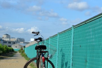 <p>오사카, 도요나카 시, 센리가와 강변길에 세워져 있던 자전거</p>