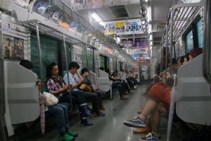 Suasana dalam kereta Yamanote Line