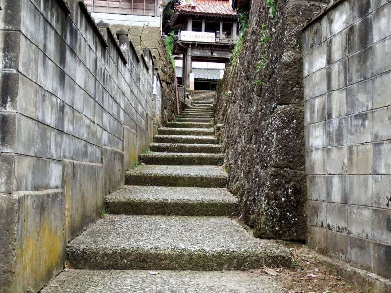 <p>Чтобы добраться до храмовых руин на вершине холма, нужно подняться по этим ступеням. Этот путь является одним из старейших храмовых подходов, из всех до сих пор существующих в Японии (он был построен в 15 веке).</p>
