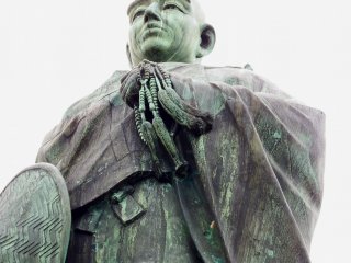 本願寺第８世法主「蓮如」の銅像。１４６６年、京都本願寺は比叡山延暦寺により迫害され破壊された。蓮如はその後福井県吉崎に逃れ、１４７１年この地に本願寺を再建した