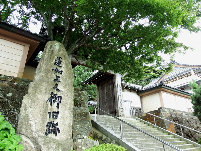 <p>Main entrance of Honganji West Annex in Yoshizaki. The stone monument says this is the place where the priest Rennyo once lived</p>