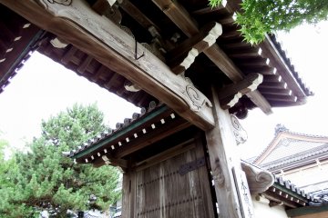 이 문의 이름은 '넨리키 몬'이다. 일본 왕 도요토미 히데요시가 1591년 교토의 혼간지 사원에 기증했다. 1949년, 이것은 16개의 나무 수레에  100명 이상의 신도들의 손에 의해 9일 동안 끌고 교토에서 후쿠이까지   옮겨졌다