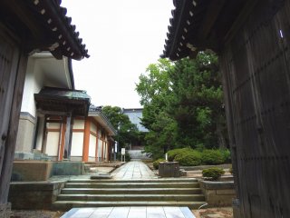Looking at the temple grounds from Nenriki-mon Gate