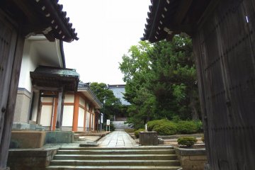 <p>Looking at the temple grounds from Nenriki-mon Gate</p>