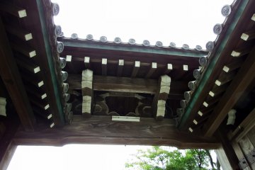 <p>Eaves of 423-years-old Nenriki-mon Gate</p>