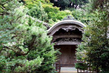 <p>Здание храма посреди зеленых деревьев</p>